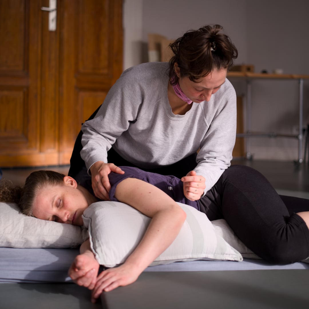 Thai Massage in der Seitenlage, Armpress an der Hüfte