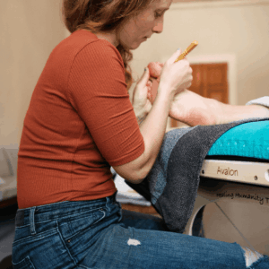 Thai Fußreflexzonenmassage Berlin – Arbeit mit Holzstab an Reflexpunkten (Nahaufnahme)