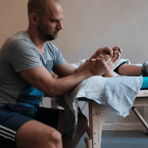 Thai Fußreflexzonenmassage Berlin – Arbeit mit Holzstab an Reflexpunkten