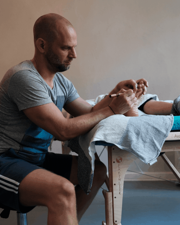 Thai Fußreflexzonenmassage Berlin – Arbeit mit Holzstab an Reflexpunkten